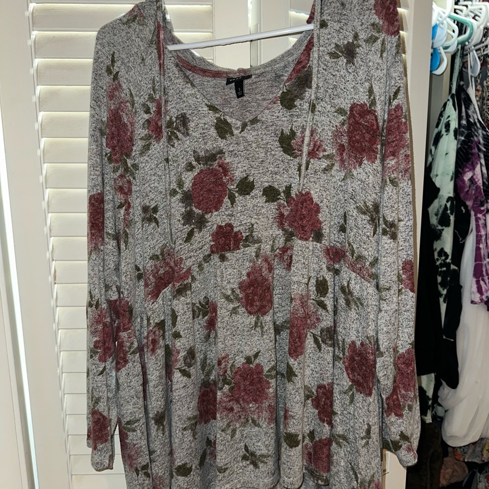 Size 3 V neck hoodie top